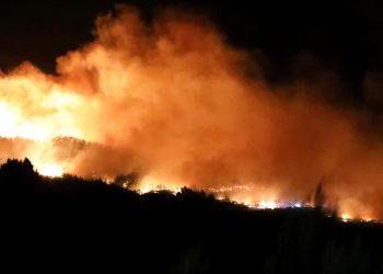 Pripadnici Intervencijske vatrogasne postrojbe Dubrovnik pomažu kolegama u Tučepima