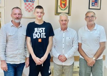 U župskoj općini prijem za Lukšu Pavića, plivača koji je na državnom prvenstvu za kadete osvojio četiri zlatne medalje
