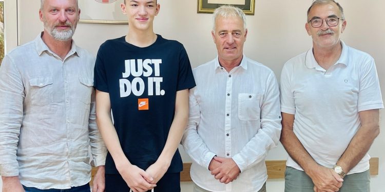 U župskoj općini prijem za Lukšu Pavića, plivača koji je na državnom prvenstvu za kadete osvojio četiri zlatne medalje