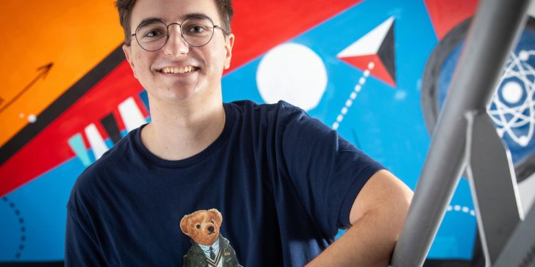 Slobodna Dalmacija – Genijalni Splićanin Slaven Alfirević jedini u državi maturu iz fizike i kemije riješio 100 posto! Ovo je njegova priča