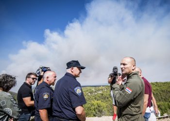 Ministar Anušić u Dubravicama: ‘Hrvatska vojska nije na terenu, to ovisi o procjeni vatrogasnih zapovjednika’