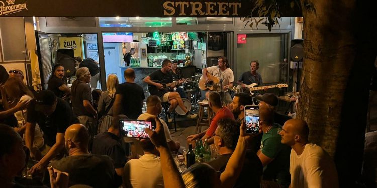 Slobodna Dalmacija – Kultni splitski kafić proslavio 30. rođendan! Pogledajte kakvu je feštu sinoć pripremio vlasnik