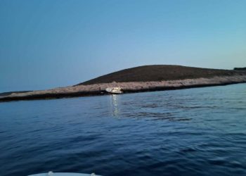 Slobodna Dalmacija – Teška nesreća kod Hvara: dvoje Slovenaca gumenjakom noćas udarilo u otok u Paklenjacima, jedan je