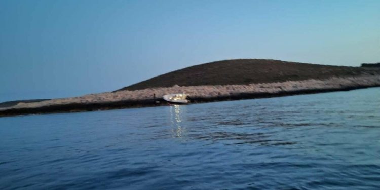 Slobodna Dalmacija – Teška nesreća kod Hvara: dvoje Slovenaca gumenjakom noćas udarilo u otok u Paklenjacima, jedan je