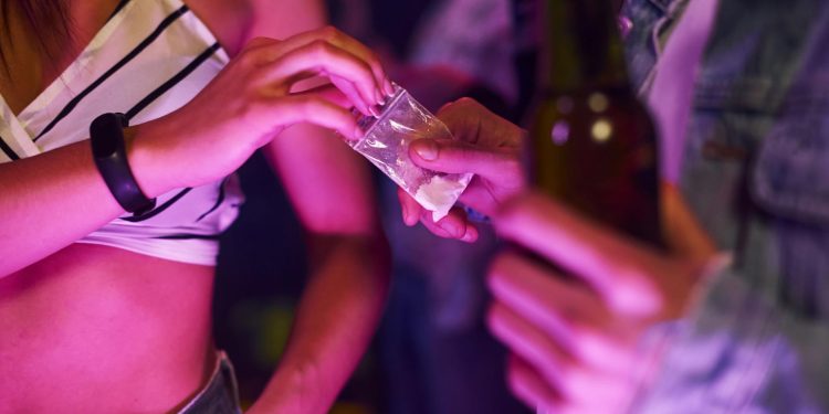 Slobodna Dalmacija – Usred Hvara našoj novinarki dali kesicu droge; Policija: ‘To vam je koka!’; Hvarani luduju: Postali smo otok razvrata