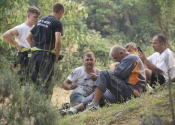 Slobodna Dalmacija – Vatrogascima koji se treći dan bore s požarom kraj Tučepi izgorjela oprema. Pomozite im donacijama da mogu kupiti novu