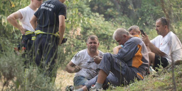 Slobodna Dalmacija – Vatrogascima koji se treći dan bore s požarom kraj Tučepi izgorjela oprema. Pomozite im donacijama da mogu kupiti novu