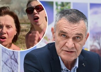 Neda Dujić zaposlena je u Cestama Šibenik kada joj je suprug Nediljko bio šef Nadzornog odbora te županijske tvrtke