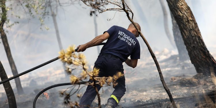 Slobodna Dalmacija – Nastavlja se borba: kiša samo ‘blagoslovila’ požarište koje i danas gase dva air tractora, evo gdje je najkritičnije