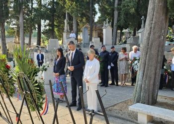 U znak sjećanja na sve poginule branitelje i civilne žrtve položeni vijenci na Boninovu i Vjetrenom mlinu