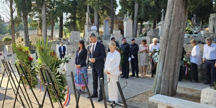 U znak sjećanja na sve poginule branitelje i civilne žrtve položeni vijenci na Boninovu i Vjetrenom mlinu