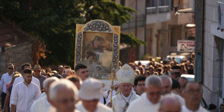 Slobodna Dalmacija – Čak 10 tisuća Imoćana i Hercegovaca u velebnoj procesiji duž grada, pogledajte tko se sve poklonio Gospi od Anđela