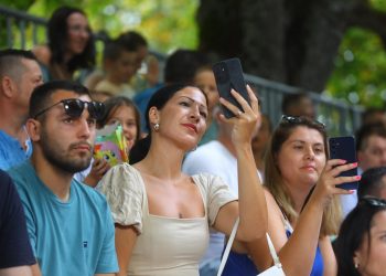 Slobodna Dalmacija – Sakoi, veštiti, misne košulje, najbolje postole, ali i miris pečene janjetine i uštipaka. Sve je tu i spremno za show!