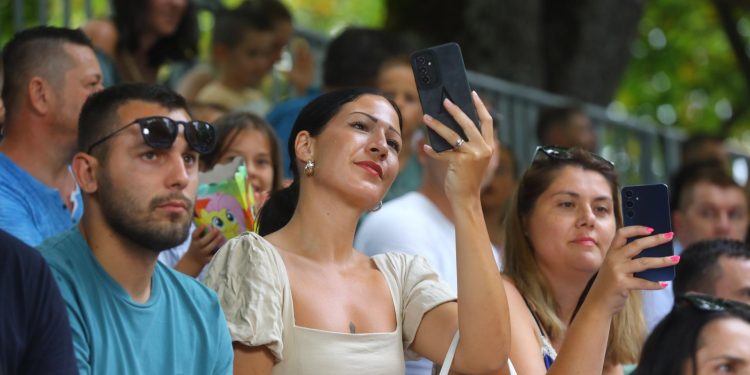 Slobodna Dalmacija – Sakoi, veštiti, misne košulje, najbolje postole, ali i miris pečene janjetine i uštipaka. Sve je tu i spremno za show!