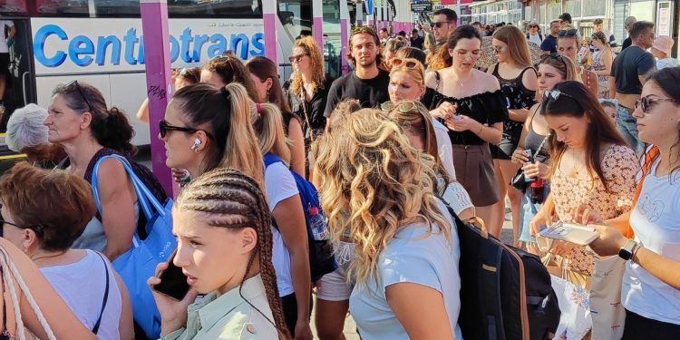 Slobodna Dalmacija – Drama na splitskom kolodvoru: ‘Tri sata nam je kasnio autobus, zatvorili su vrata pred nosom 30 ljudi!’