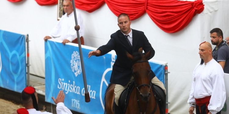 Slobodna Dalmacija – Mihovil Župa najbolji na Čoji! Do pobjede i drugog alkarskog trofeja došao na nevremenu jašući na konju Morgana