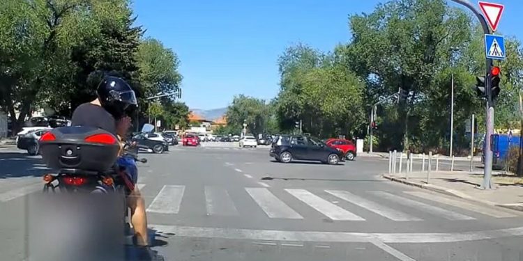 Slobodna Dalmacija – Ma jeste vidjeli što je ovaj vozač motora napravio na križanju? Ovakvim scenama ne svjedočimo često na splitskom asfaltu