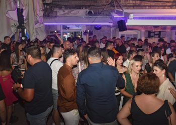 Slobodna Dalmacija – Kruži snimka masovne tučnjave u jednom sinjskom kafiću: najviše je šaka padalo na refren ‘Gange i rere’