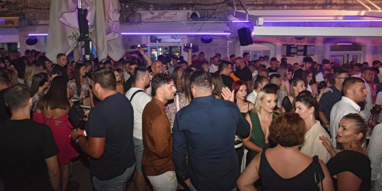 Slobodna Dalmacija – Kruži snimka masovne tučnjave u jednom sinjskom kafiću: najviše je šaka padalo na refren ‘Gange i rere’