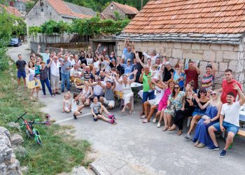 Slobodna Dalmacija – Neviđena fešta u srcu Zagore: u gotovo napuštenom zaselku okupilo se čak 60 prezimenjaka, pogledajte kako su slavili