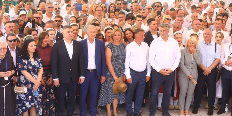 Slobodna Dalmacija – Pogledajte kako je Milanović izbjegao rukovanje s Plenkovićem, a jednom se HDZ-ovcu jako srdačno javio!