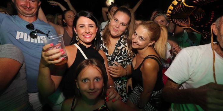 Jači od Grdovića, u rangu s Majom Šuput: Ivan Zak je dokazao zašto je estradni kralj Vira! Čak je i Šeki došao pred pozornicu Virskog ljeta