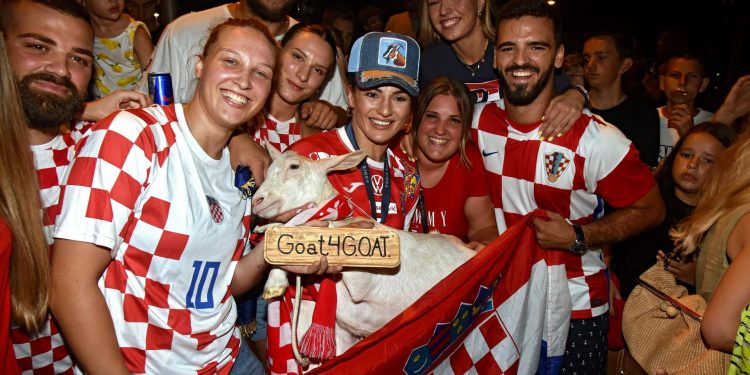 Znamo tko je sve ‘kriv’ što se na dočeku olimpijske pobjednice u Splitu pojavila i prava pravcata koza: ‘Barbara je naš GOAT!’