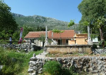 Slobodna Dalmacija – Posjetili smo mjesto u kojem se stotinu godina nitko nije posvađao, a priča kaže da se djeca rađaju s bućama u rukama