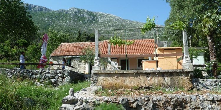 Slobodna Dalmacija – Posjetili smo mjesto u kojem se stotinu godina nitko nije posvađao, a priča kaže da se djeca rađaju s bućama u rukama