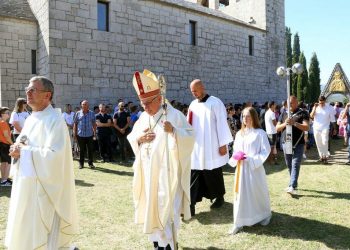 Slobodna Dalmacija – Svi se bave Skejom, a nitko ne govori o najvećem skandalu s proslave Oluje u Kninu. Gdje su nestali kninski franjevci?