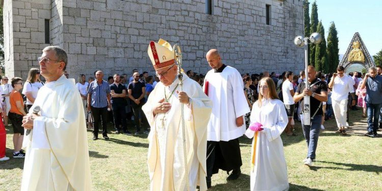 Slobodna Dalmacija – Svi se bave Skejom, a nitko ne govori o najvećem skandalu s proslave Oluje u Kninu. Gdje su nestali kninski franjevci?