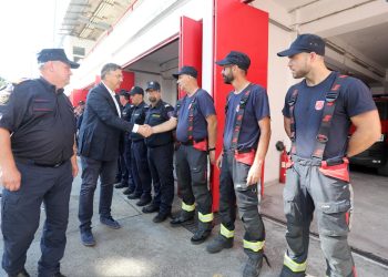 Slobodna Dalmacija – Plenković na spaljenoj zemlji Tučepa i Podgore: ‘Vatrogascima s Rivijere pomoći ćemo u nabavi nove opreme i cisterni’