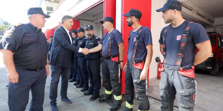 Slobodna Dalmacija – Plenković na spaljenoj zemlji Tučepa i Podgore: ‘Vatrogascima s Rivijere pomoći ćemo u nabavi nove opreme i cisterni’
