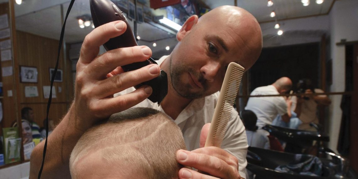 Slobodna Dalmacija – Osebujni komiški frizer radi kad ga je volja, usluge masno naplaćuje, a posao mu cvjeta! Šiša sve u 16, čeka se u redu