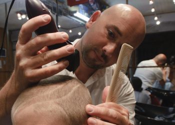 Slobodna Dalmacija – Osebujni komiški frizer radi kad ga je volja, usluge masno naplaćuje, a posao mu cvjeta! Šiša sve u 16, čeka se u redu