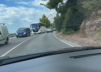 Slobodna Dalmacija – Prometnice oko Makarske cijeli su dan doslovno zakrčene: ‘Par kilometara se prelazi po sat vremena…’