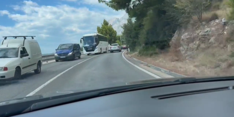 Slobodna Dalmacija – Prometnice oko Makarske cijeli su dan doslovno zakrčene: ‘Par kilometara se prelazi po sat vremena…’