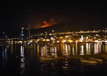 Slobodna Dalmacija – Buknuo požar pokraj poznate tvrđave na Visu: zapalilo se reciklažno dvorište, vatrogasci izašli na teren