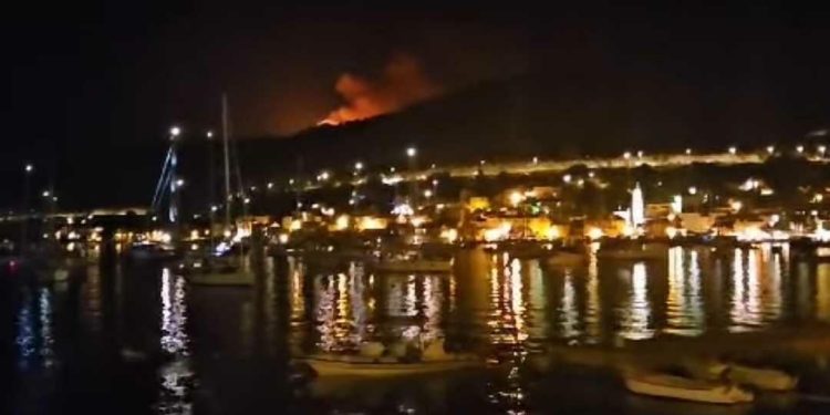 Slobodna Dalmacija – Buknuo požar pokraj poznate tvrđave na Visu: zapalilo se reciklažno dvorište, vatrogasci izašli na teren