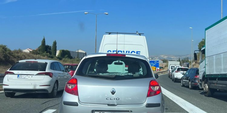 Slobodna Dalmacija – Teški kaos na ulazu u Split: sudarili se kamion i sanitetsko vozilo, kolone prema gradu su kilometarske, donosimo slike