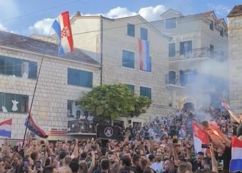 Slobodna Dalmacija – Ovo nije domoljublje: Tisuće ustašovale u centru Imotskog, ljudi šokirani! ‘Sramota. Isti slušaju Cecu, to je taj mozak’