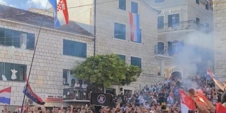 Slobodna Dalmacija – Ovo nije domoljublje: Tisuće ustašovale u centru Imotskog, ljudi šokirani! ‘Sramota. Isti slušaju Cecu, to je taj mozak’