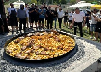 Slobodna Dalmacija – Je li ovo najveća peka koju ste ikad vidjeli? U blizini Sinja pripremili divovsko pečenje: ‘Ide 60 kilograma teletine!’
