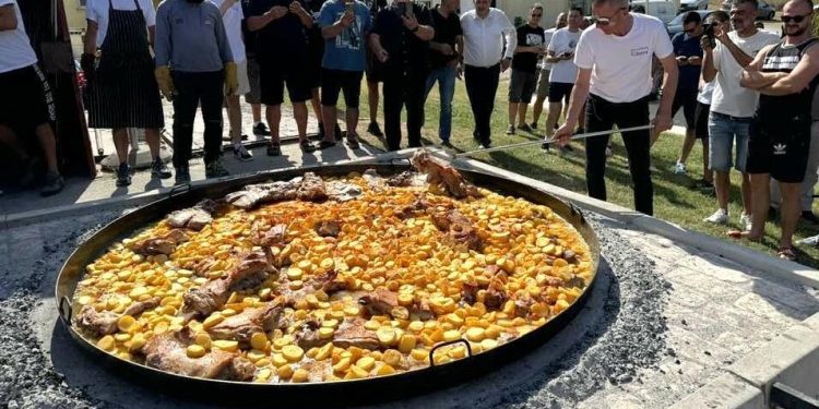 Slobodna Dalmacija – Je li ovo najveća peka koju ste ikad vidjeli? U blizini Sinja pripremili divovsko pečenje: ‘Ide 60 kilograma teletine!’