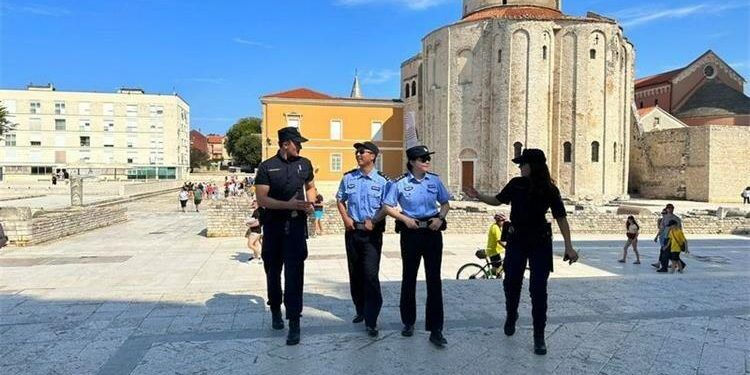 Ove sezone u ophodnjama u Zadru je i dvoje kineskih policijskih službenika: iz Zadra su preko društvenih mreža poslali svoje pozdrave u daleku Kinu