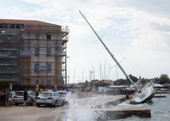 Slobodna Dalmacija – Snažno nevrijeme nasukalo jedrilicu kod Maraske s 10 članova posade. Pomorske havarije na Ugljanu, Salima, Ravi…