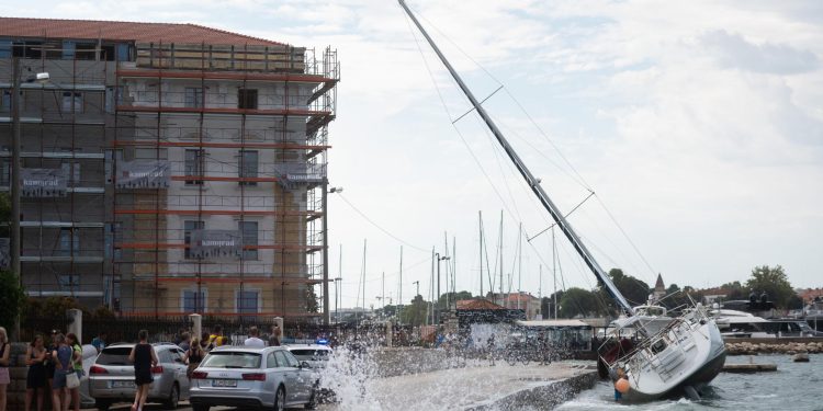 Slobodna Dalmacija – Snažno nevrijeme nasukalo jedrilicu kod Maraske s 10 članova posade. Pomorske havarije na Ugljanu, Salima, Ravi…