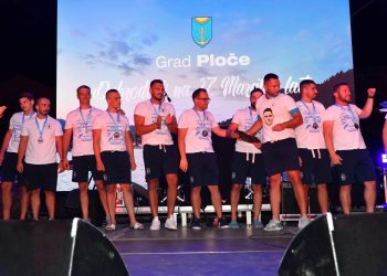 Slobodna Dalmacija – Štit kneza Domagoje otišao u ruke lađara iz Zagreba! Milanović im oko vrata postavio medalje: ‘Ne postoji formula…’