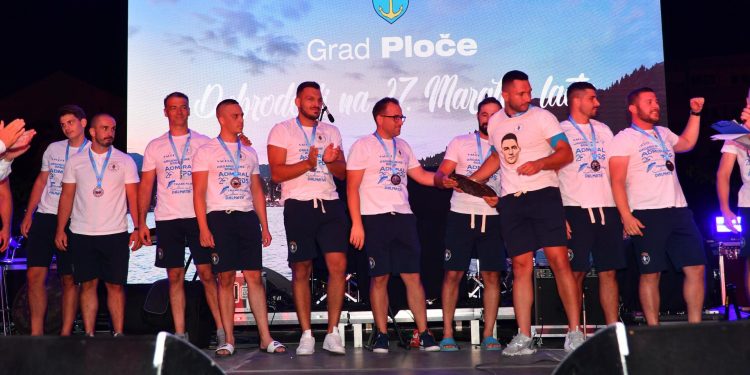 Slobodna Dalmacija – Štit kneza Domagoje otišao u ruke lađara iz Zagreba! Milanović im oko vrata postavio medalje: ‘Ne postoji formula…’