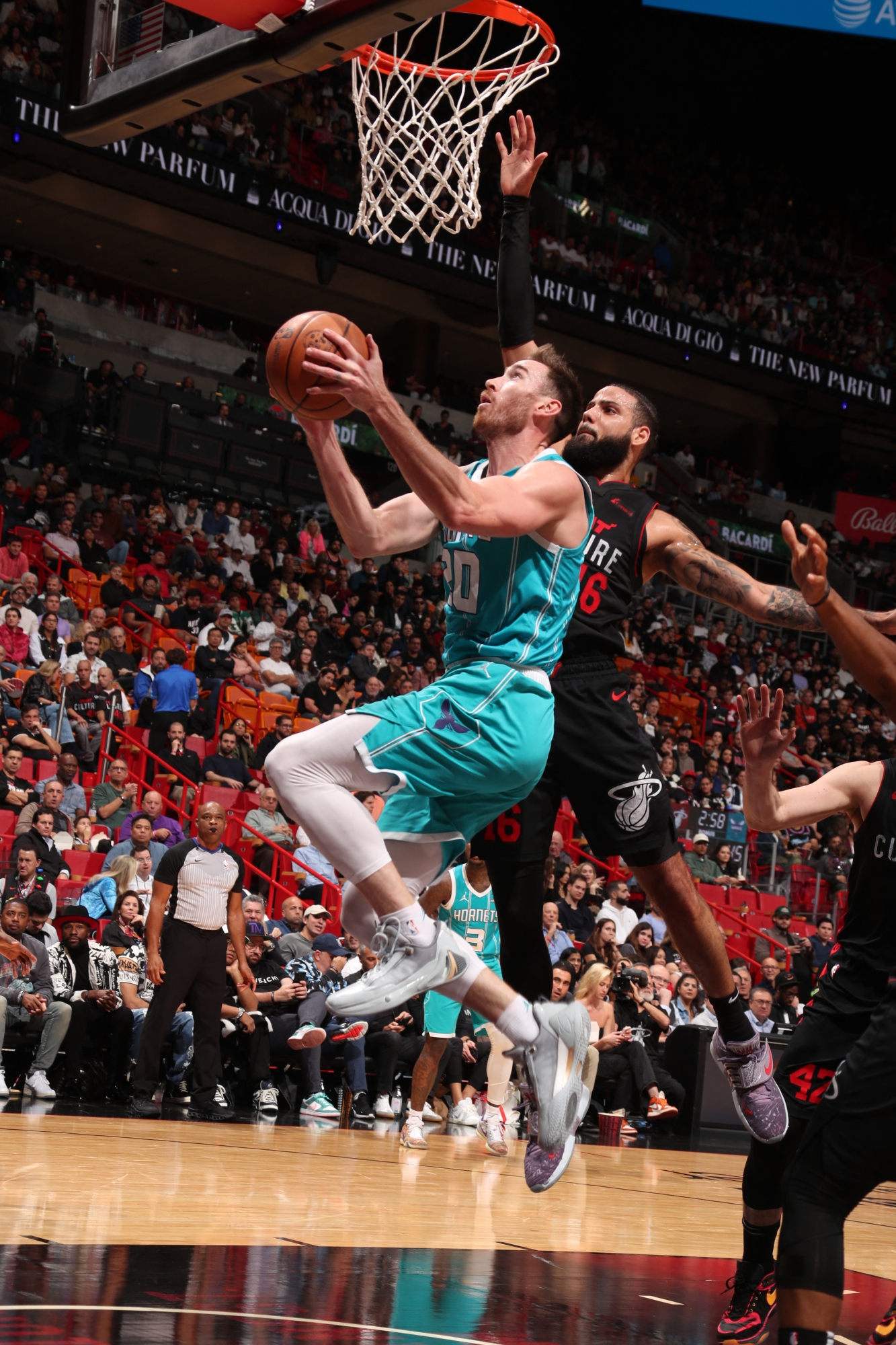 MIAMI, FL - 13. PROSINCA: Gordon Hayward broj 20 iz Charlotte Hornetsa vozi prema košu tijekom utakmice protiv Miami Heata 13. prosinca 2023. u Kaseya Centru u Miamiju na Floridi.  NAPOMENA ZA KORISNIKA: Korisnik izričito potvrđuje i slaže se da, preuzimanjem i/ili korištenjem ove fotografije, korisnik pristaje na odredbe i uvjete Licencnog ugovora Getty Images.  Obavezna obavijest o autorskim pravima: Copyright 2023 NBAE Issac Baldizon/NBAE putem Getty Images/AFP (fotografija Issac Baldizon/NBAE/Getty Images/Getty Images putem AFP-a)